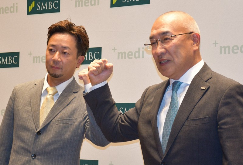 記者会見する三井住友FGの谷崎勝教専務(右)とプラスメディの永田幹広社長=東京都千代田区で15日午後3時7分、山口敦雄撮影
