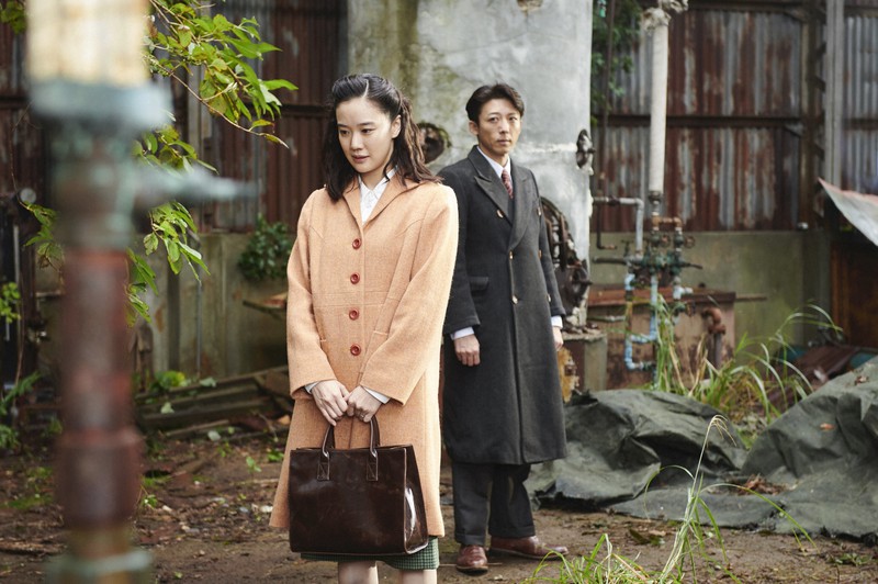 映画「スパイの妻」の一場面。主演は蒼井優さんと高橋一生さん=(C)2020 NHK, NEP, Incline, C&I