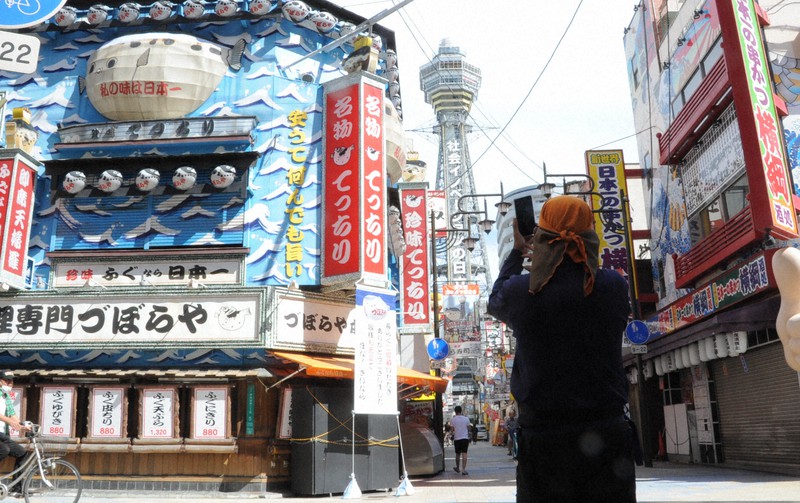 閉店した「づぼらや新世界本店」。店の写真を撮る通行人の姿も見られた=大阪市浪速区で2020年9月15日午前10時13分、澤俊太郎撮影
