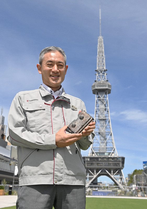 名古屋テレビ塔の免震化工事で技術担当を務めた竹中工務店の下野耕一さん。不要になった部材の一部を手に、改修に携わった喜びを語った=名古屋市中区で2020年9月14日午前11時32分、兵藤公治撮影