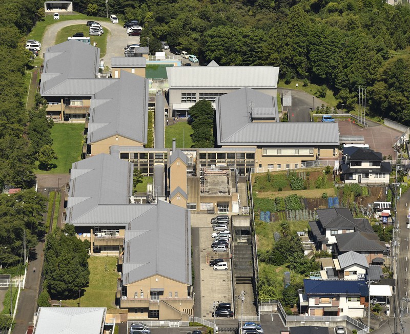 事件から1カ月を迎えた「津久井やまゆり園」=相模原市緑区で2016年8月26日午前9時36分、本社ヘリから
