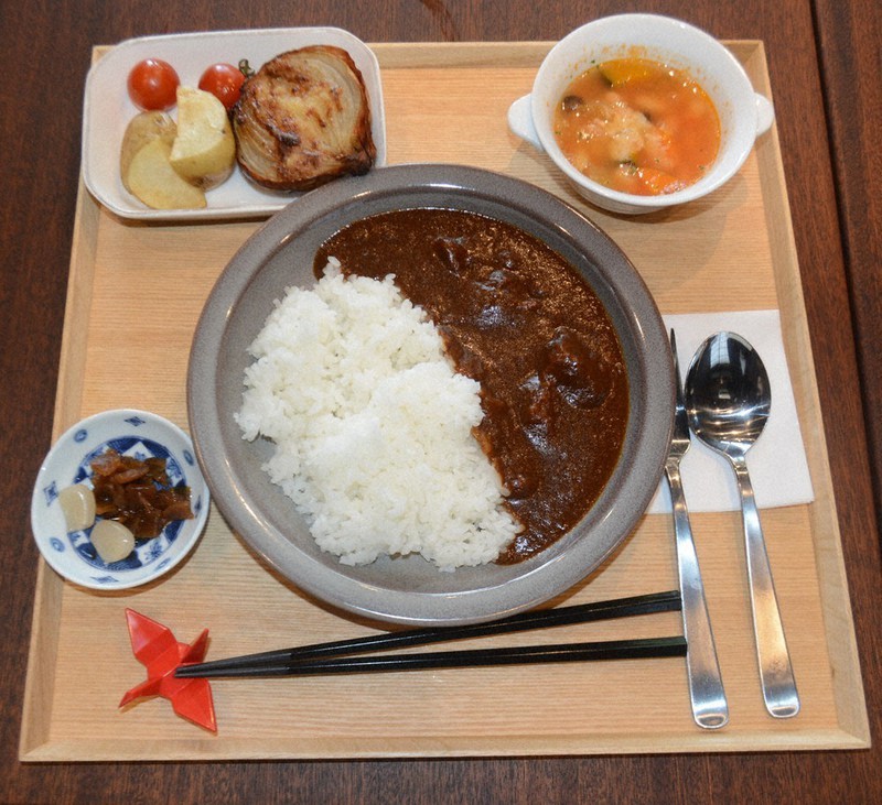 日航 門外不出カレー提供 成田の飲食店やネット販売 国際線ラウンジ気分満喫 毎日新聞