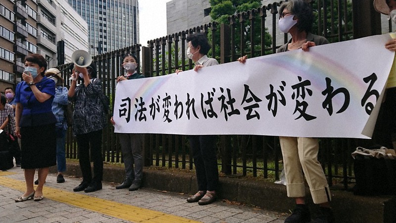 福島瑞穂参院議員らも参加、旧労契法扛条裁判の重要性を訴えた=千代田区の最高裁判所前で