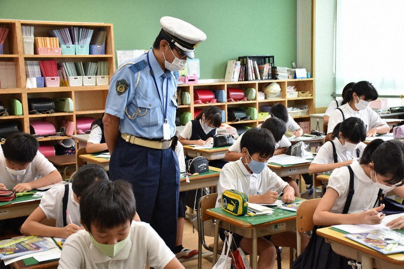 反射材着けて 長生きしてね 高松南署が 孫の手作戦 香川 毎日新聞