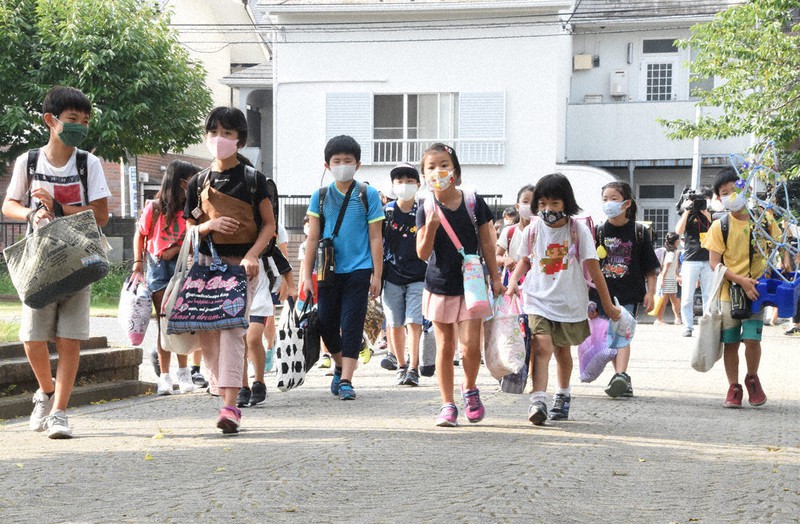 マスクをつけて登校する児童ら=横浜市鶴見区で、中村紬葵撮影