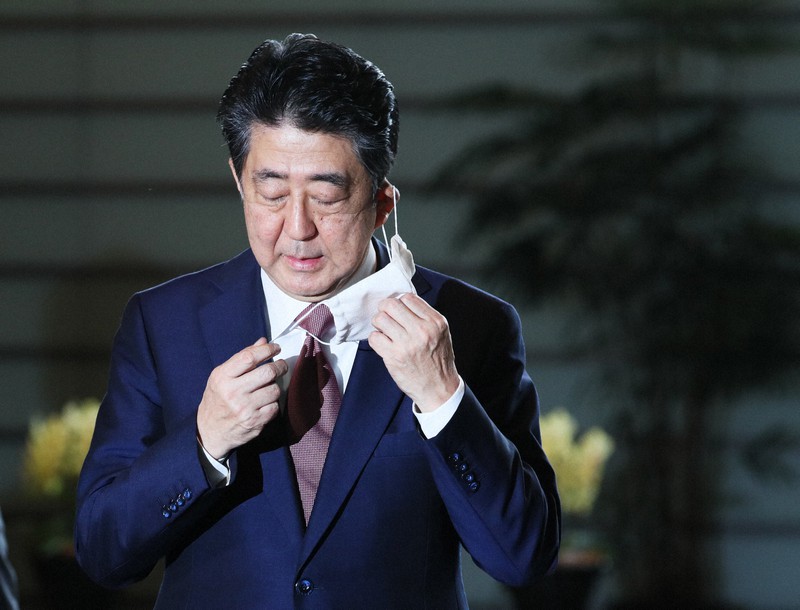 取材に応じるため、マスクをはずす安倍晋三首相=首相官邸で2020年9月16日午前8時56分、吉田航太撮影