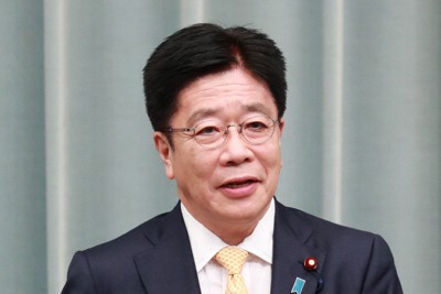 閣僚名簿を読み上げる加藤勝信新官房長官＝首相官邸で2020年9月16日午後3時46分、玉城達郎撮影