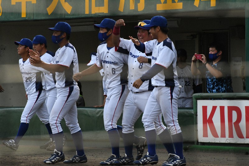 【パナソニック-大阪ガス】本大会の出場を決めて喜ぶパナソニックの選手たち=京都市のわかさスタジアム京都で2020年9月16日午後3時39分、石川裕士撮影