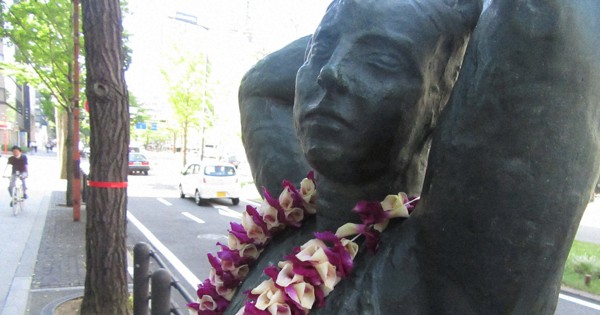 誰が？何のため？大阪・御堂筋の銅像に花飾り 9年ぶりの“事件”に深まる