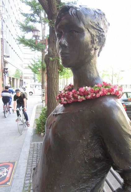 誰が？何のため？大阪・御堂筋の銅像に花飾り 9年ぶりの“事件”に深まる