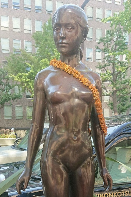 誰が？何のため？大阪・御堂筋の銅像に花飾り 9年ぶりの“事件”に深まる