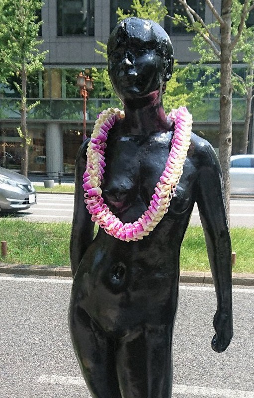 誰が？何のため？大阪・御堂筋の銅像に花飾り 9年ぶりの“事件”に深まる