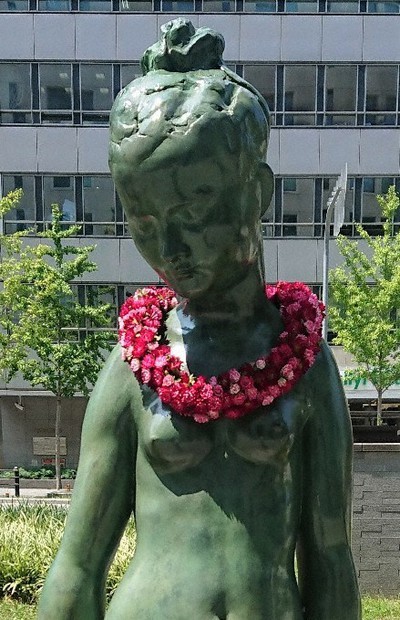 誰が？何のため？大阪・御堂筋の銅像に花飾り 9年ぶりの“事件”に深まる