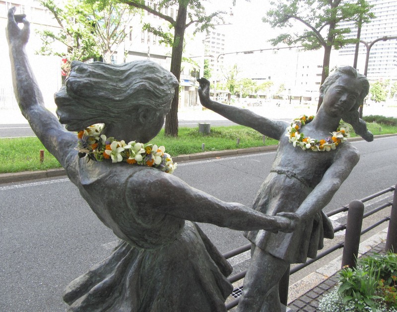 誰が？何のため？大阪・御堂筋の銅像に花飾り 9年ぶりの“事件”に深まる