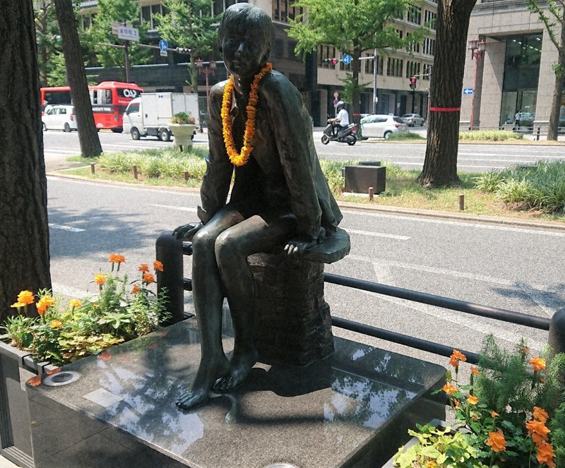 誰が？何のため？大阪・御堂筋の銅像に花飾り 9年ぶりの“事件”に深まる