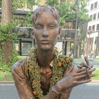 誰が？何のため？大阪・御堂筋の銅像に花飾り 9年ぶりの“事件”に深まる