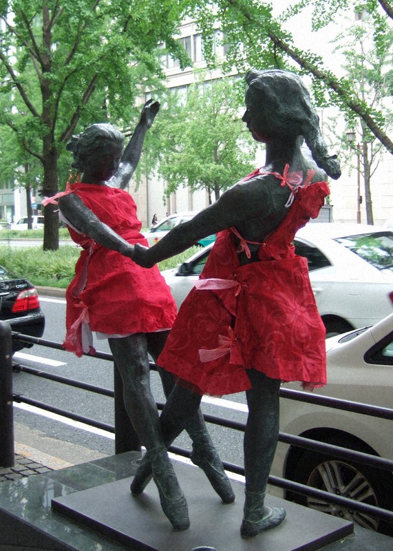 誰が？何のため？大阪・御堂筋の銅像に花飾り 9年ぶりの“事件”に深まる