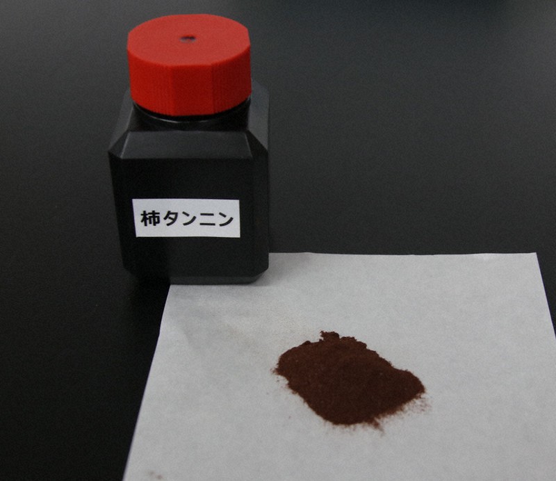 柿から抽出した柿タンニンの粉末=奈良県橿原市の県立医大で15日