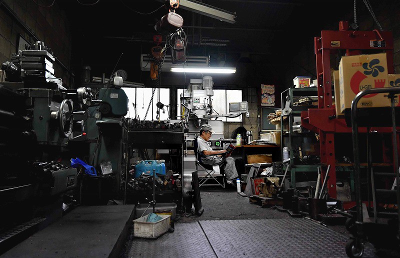 サイドライト まだまだできる やってやる 一人仕事待つ東大阪の熟練工 写真特集1 5 毎日新聞
