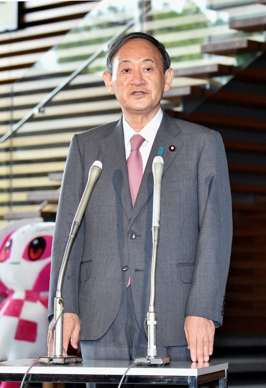 組閣から一夜明け、記者の質問に答える菅義偉首相=首相官邸で2020年9月17日午前8時40分、滝川大貴撮影