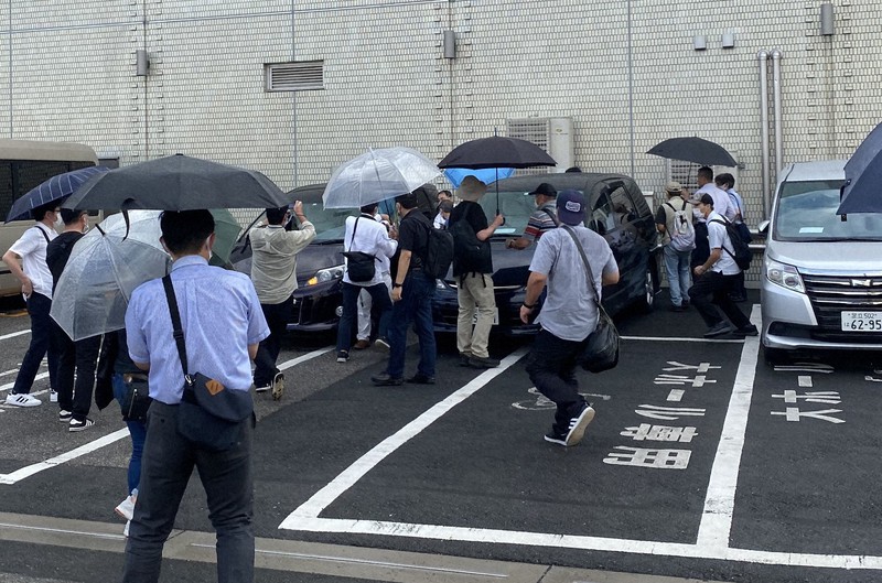 中核派の集会終了後、清水丈夫議長ら関係者を取り囲む警視庁公安部の捜査員ら=東京都荒川区で2020年9月6日午後4時1分、斎藤文太郎撮影