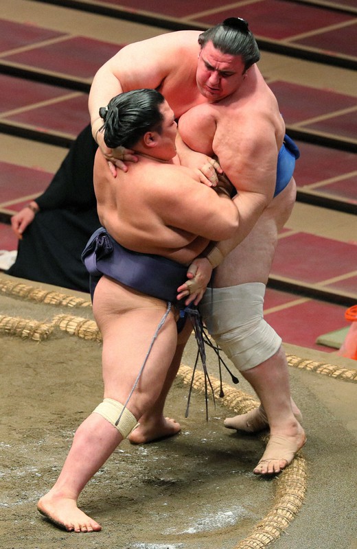 阿武咲(左)が押し出しで碧山を破る=東京・両国国技館で2020年9月17日、長谷川直亮撮影