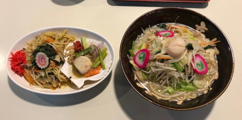 ちょっ蔵食堂の「網走産ホタテのバーニャカウダと高根沢焼ちゃんぽん」(左)と元気あっぷむらの「網走&高根沢具材たっぷりちゃんぽん」(右)
