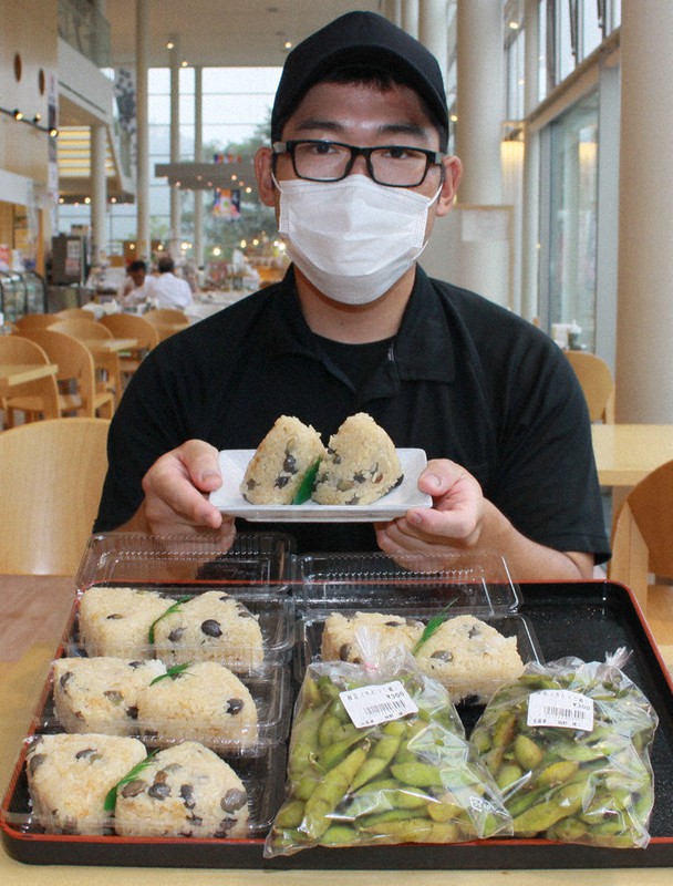 2020年9月19~22日にフレッシュあさごが売り出す旬の枝豆入りおにぎり=兵庫県朝来市岩津で、松田学撮影