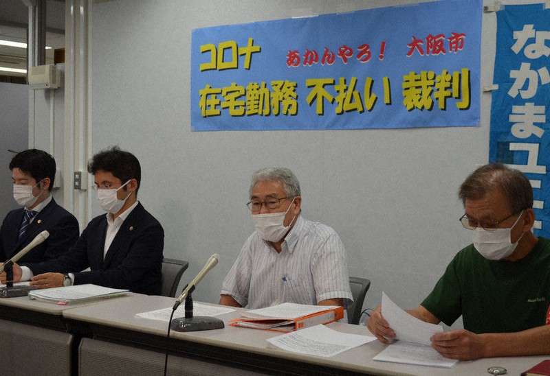 提訴後に記者会見する中学教諭の松田幹雄さん(右から2人目)=大阪市内で