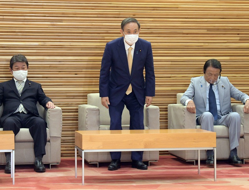 閣議に臨む(左から)茂木敏充外相、菅義偉首相、麻生太郎副総理兼財務相=首相官邸で2020年9月18日午後2時2分、竹内幹撮影