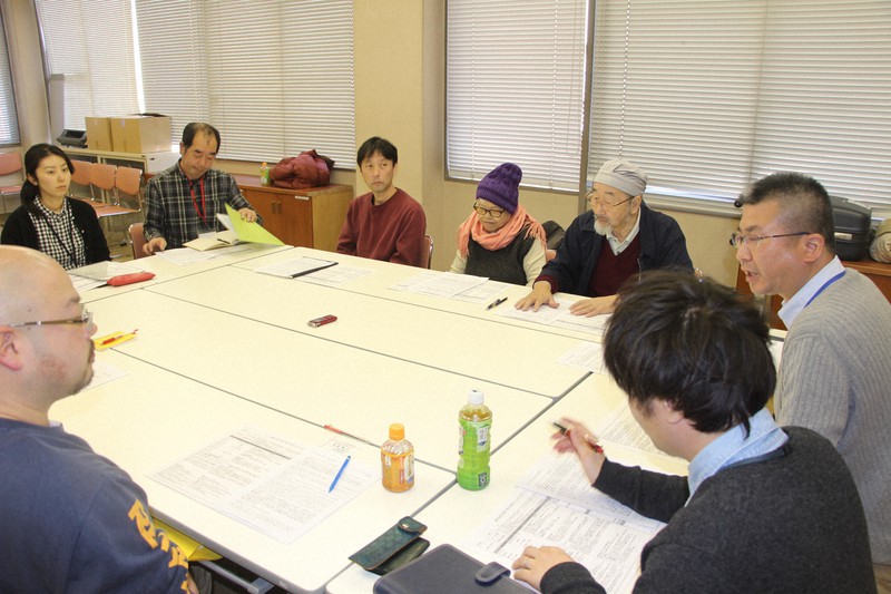両親が参加する意思決定支援の会議では、やまゆり園での様子から当事者の意思表現の仕方などを探った=横浜市港南区で