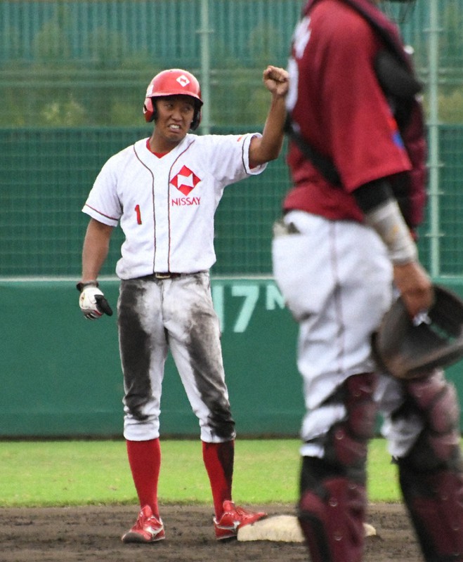 【日本生命-カナフレックス】五回表日本生命2死二塁、伊藤ヴィットルが右翼線へ適時二塁打を放ち、二塁ベース上でこぶしを突き上げる=京都市のわかさスタジアム京都で2020年9月18日午前10時54分、石川裕士撮影
