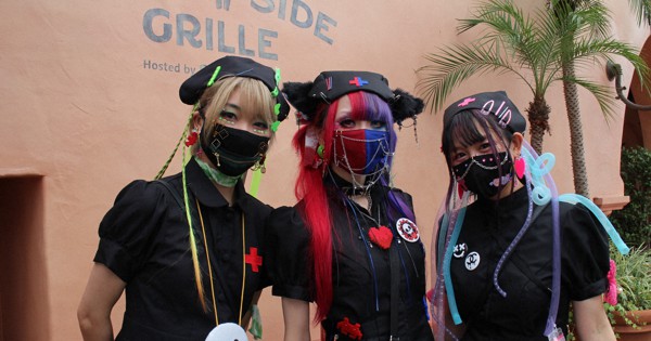 アトラクション　マスク　コスプレ 社会：マスクコスプレ選手権、距離保てるダンス…USJで