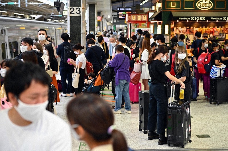４連休初日 旅行客 徐々に 毎日新聞
