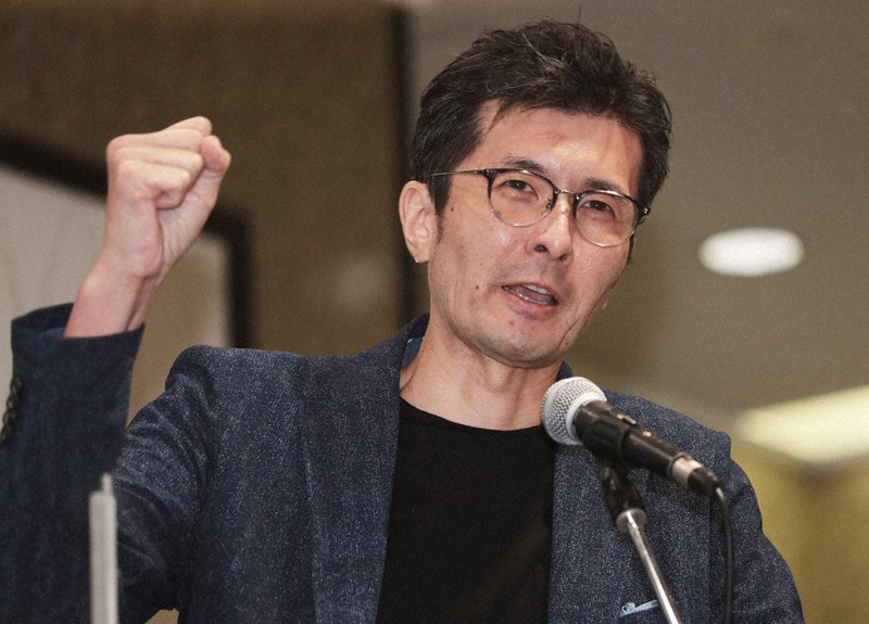 講演する「闇」の荒井丈介社長=大阪市内のホテルでで2020年8月27日午後1時37分、小出洋平撮影