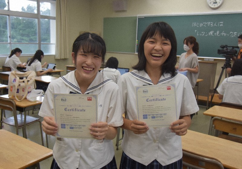 難関の英検準１級合格 名張青峰高３年 森本さんと八木さん 三重 毎日新聞