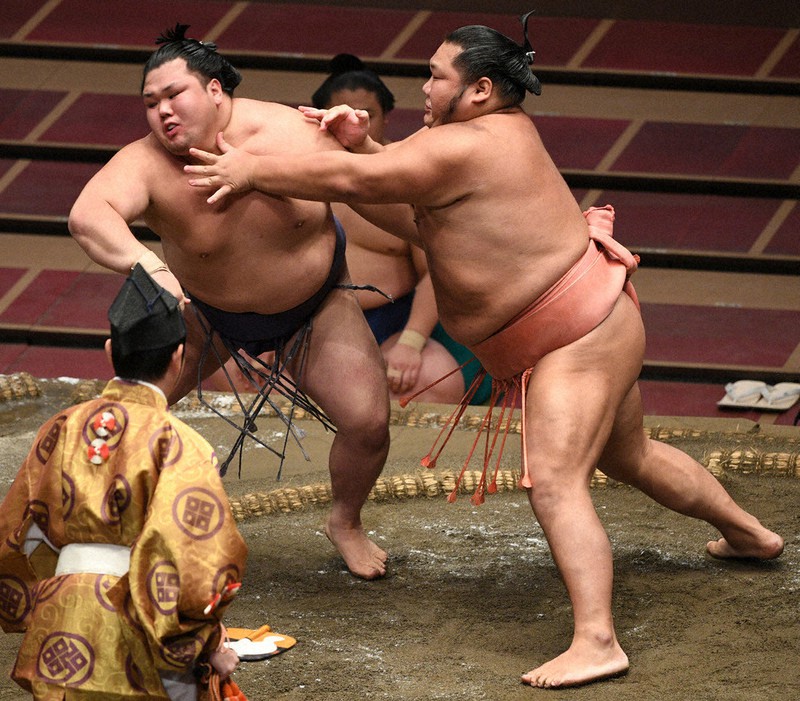 千代大龍(右)が押し出しで阿武咲を破る=東京・両国国技館で2020年9月18日、丸山博撮影