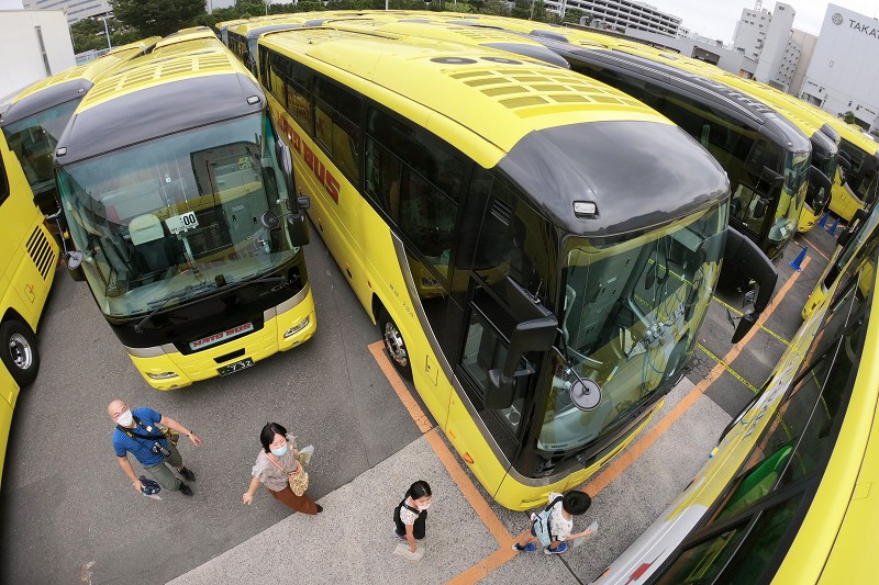 行く手を阻むバス バス 60台で巨大迷路 コロナ禍逆手に はとバス 企画 写真特集1 7 毎日新聞