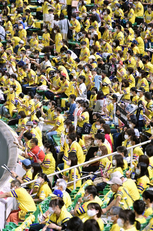 観戦者数の上限が緩和された福岡ペイペイドームでソフトバンクの選手を応援するファン=福岡市中央区で2020年9月19日午後2時8分、金澤稔撮影