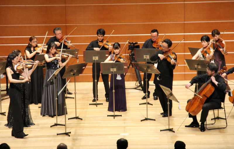 フランク・ブリッジの主題による変奏曲を演奏する弦楽アンサンブル。一番左がリーダーの日下 (C) 読売日本交響楽団