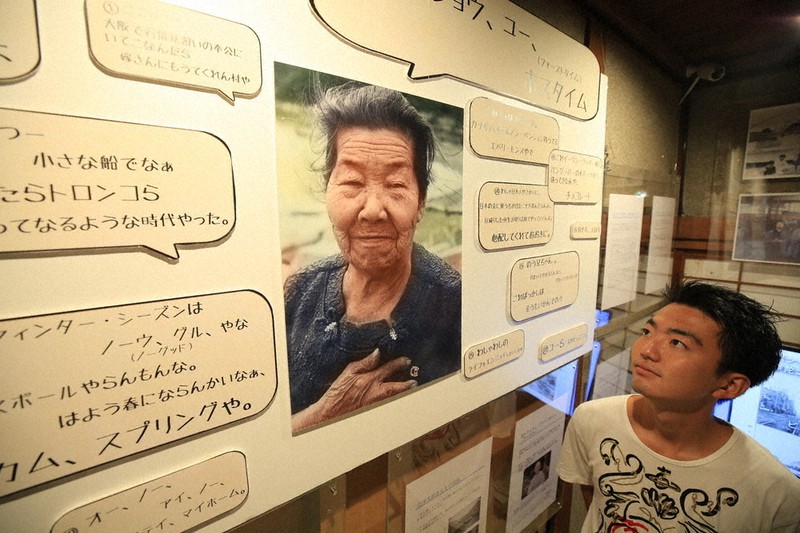 岩永淳志さん(右)がカナダミュージアムで企画した中津フデ展=美浜町三尾で2020年9月16日、山本芳博撮影