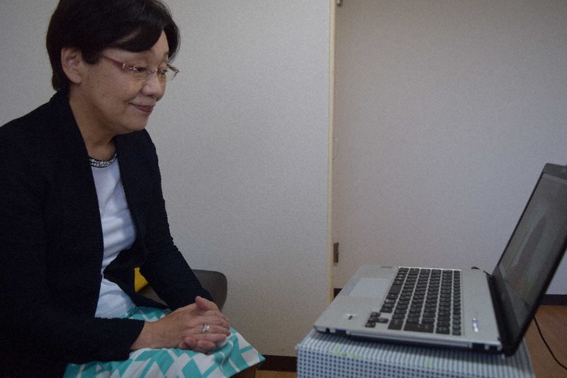 ひとり親の女性とオンラインで対面し、キャリアアップの相談や就職面接の練習に応じる福岡ジェンダー研究所の荒武さん