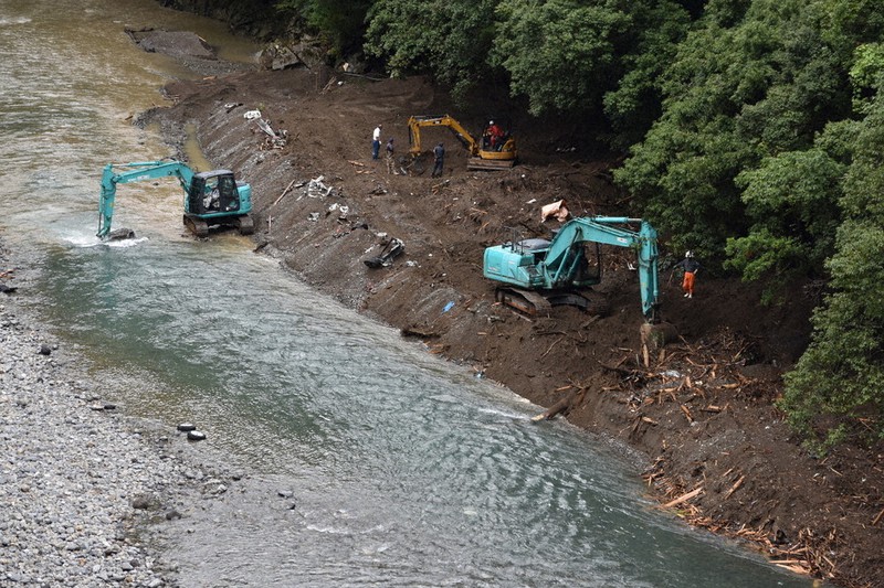 トアンさんが遺体で発見された川岸。他に3人が行方不明のままだ