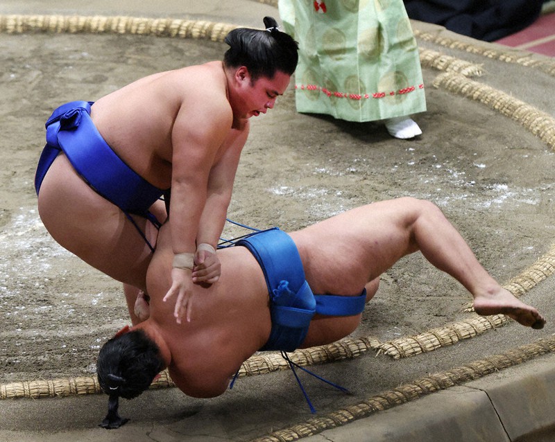 琴勝峰(左)が突き落としで豊昇龍を降す=吉田航太撮影