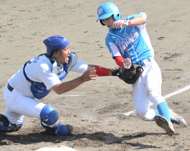 【秋田ベースボールク-互大設備ダイヤモンドク】四回裏互大設備ダイヤモンドク2死一塁、伊藤の右中間二塁打で出原和が本塁を狙うがタッチアウト。捕手は鈴木雄大=秋田県大仙市のサンスポーツランド協和野球場で2020年9月19日、古川修司撮影