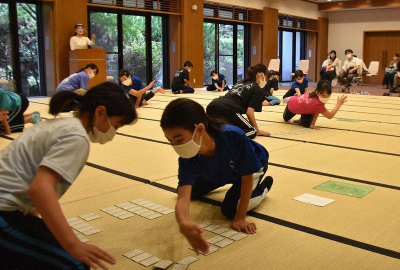 小中生 かるたの腕競う 感染対策講じ 大津 近江神宮 滋賀 毎日新聞