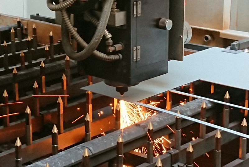 和歌山のワザ アート工業 和歌山市 レーザー加工機での看板製作 納めた品こそが 営業 和歌山 毎日新聞