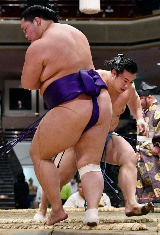 翔猿(奥)が押し出しで明生を破る=西夏生撮影