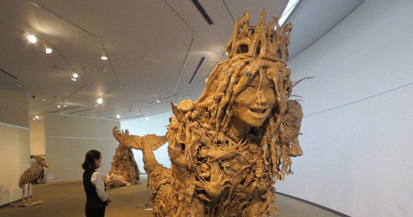 6メートル「大人魚姫」ニッコリ 紙のアート266点展示 愛知・岡崎