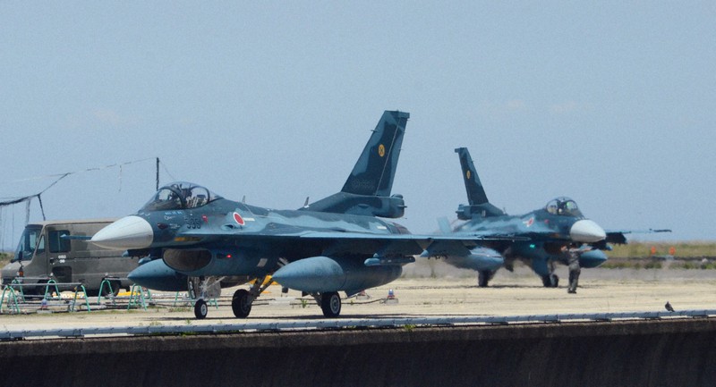 訓練を終え築城基地に着陸するF2戦闘機。戦闘機の奥に米軍再編のため延長される予定の滑走路がある=福岡県築上町で2020年6月23日、宮城裕也撮影
